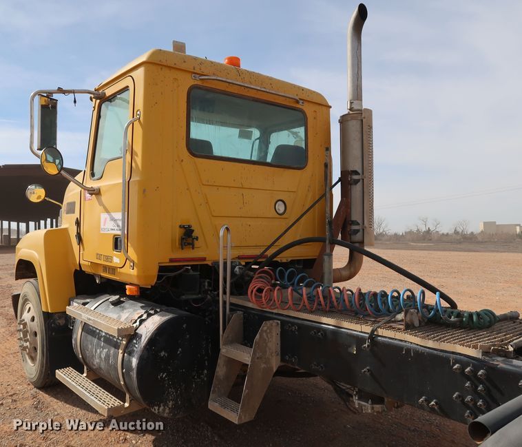 image for item DK3576 2006 Mack CHN613  semi truck