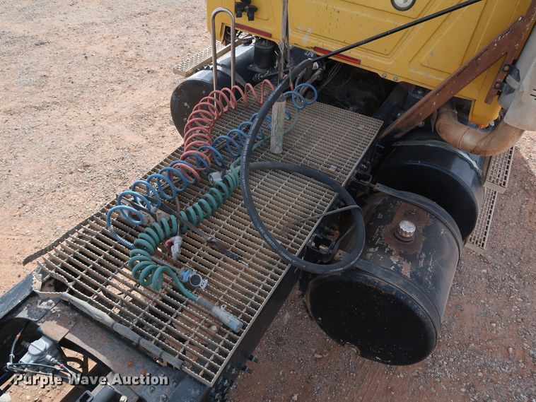 image for item DK3576 2006 Mack CHN613  semi truck