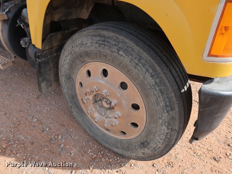 image for item DK3576 2006 Mack CHN613  semi truck