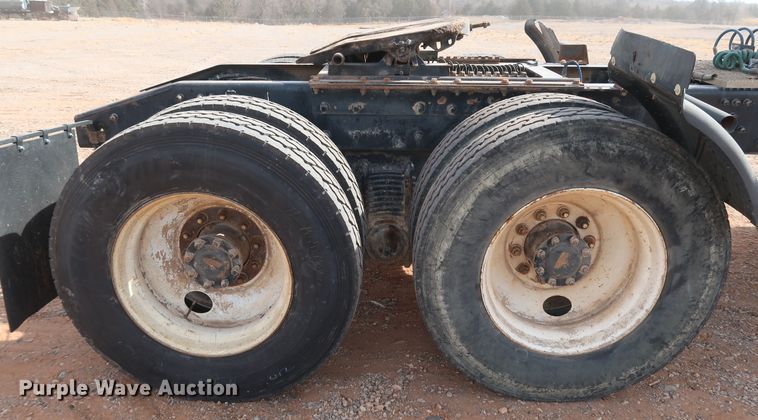 image for item DK3576 2006 Mack CHN613  semi truck