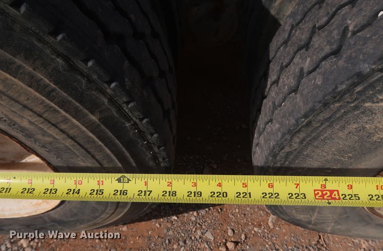 image for item DK3576 2006 Mack CHN613  semi truck