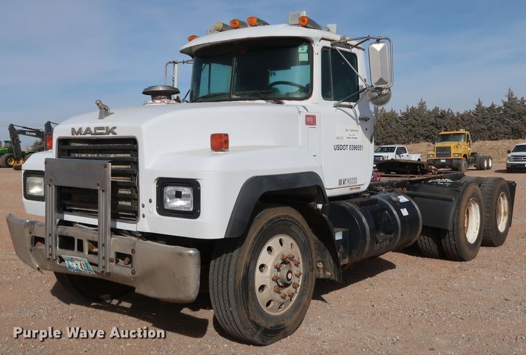 image for item DK3577 2000 Mack RD688S  semi truck