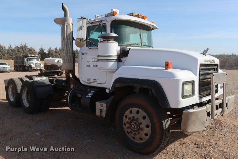 image for item DK3577 2000 Mack RD688S  semi truck