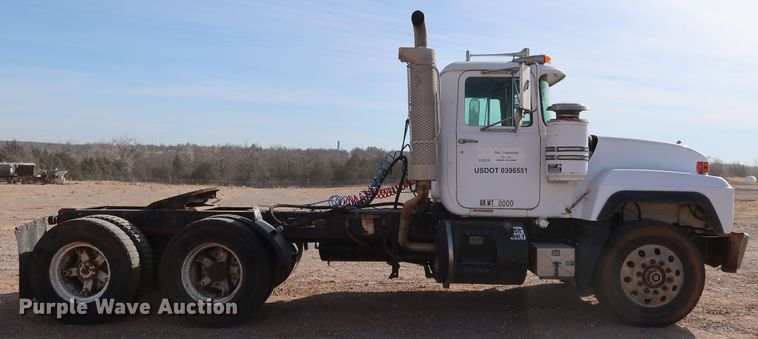 image for item DK3577 2000 Mack RD688S  semi truck