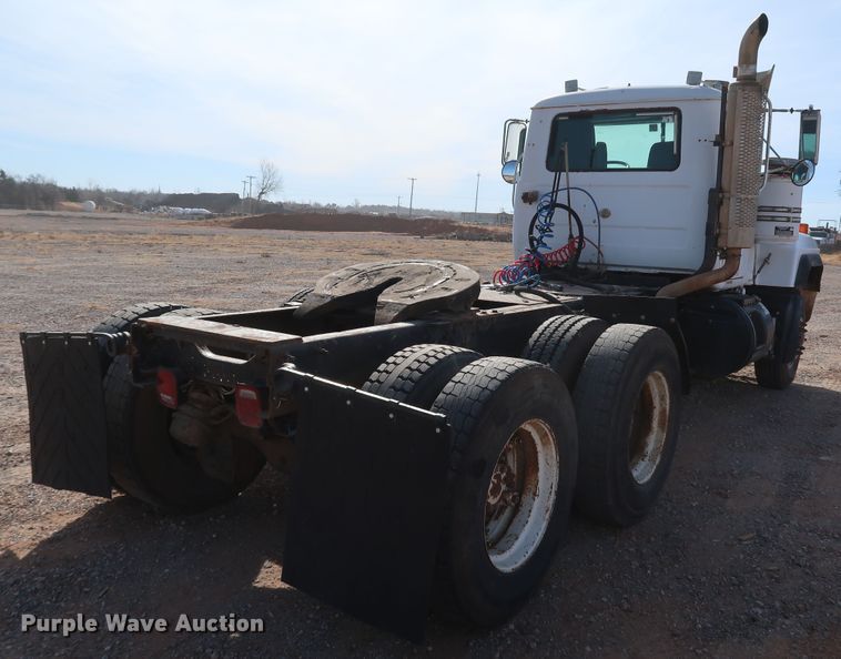 image for item DK3577 2000 Mack RD688S  semi truck