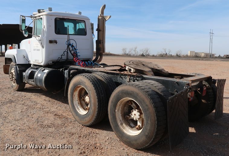 image for item DK3577 2000 Mack RD688S  semi truck