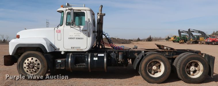 image for item DK3577 2000 Mack RD688S  semi truck