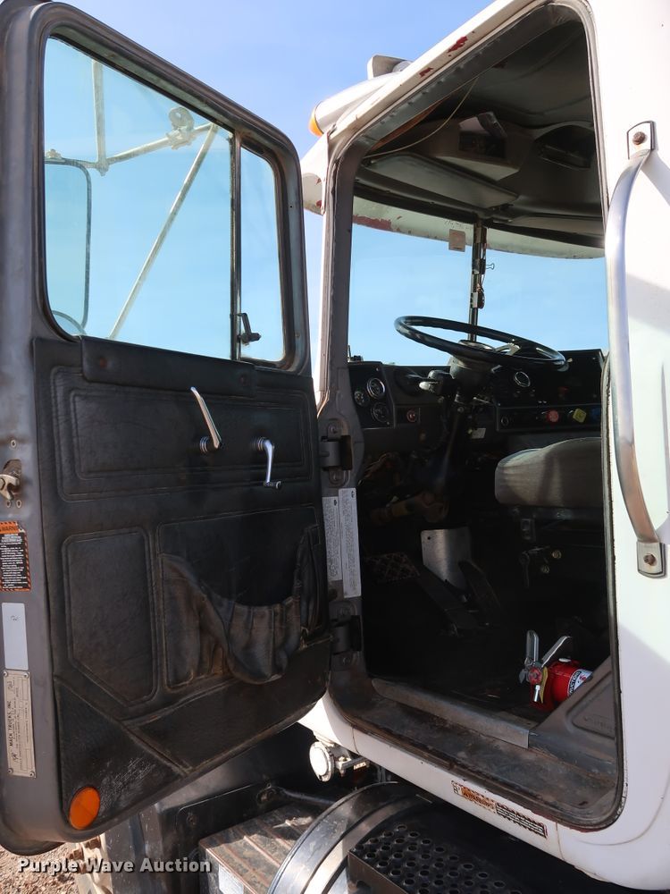 image for item DK3577 2000 Mack RD688S  semi truck