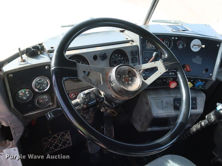 image for item DK3577 2000 Mack RD688S  semi truck