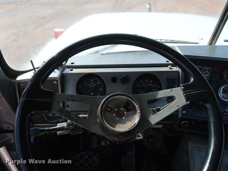 image for item DK3577 2000 Mack RD688S  semi truck