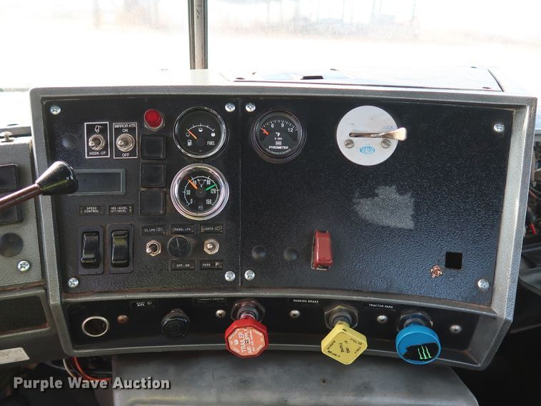 image for item DK3577 2000 Mack RD688S  semi truck