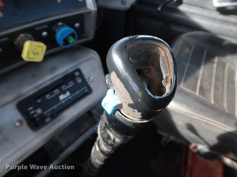 image for item DK3577 2000 Mack RD688S  semi truck