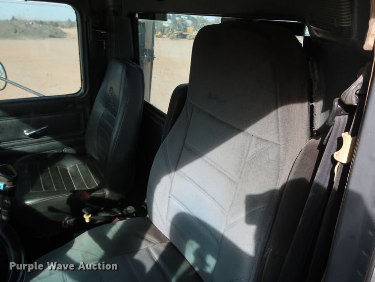 image for item DK3577 2000 Mack RD688S  semi truck