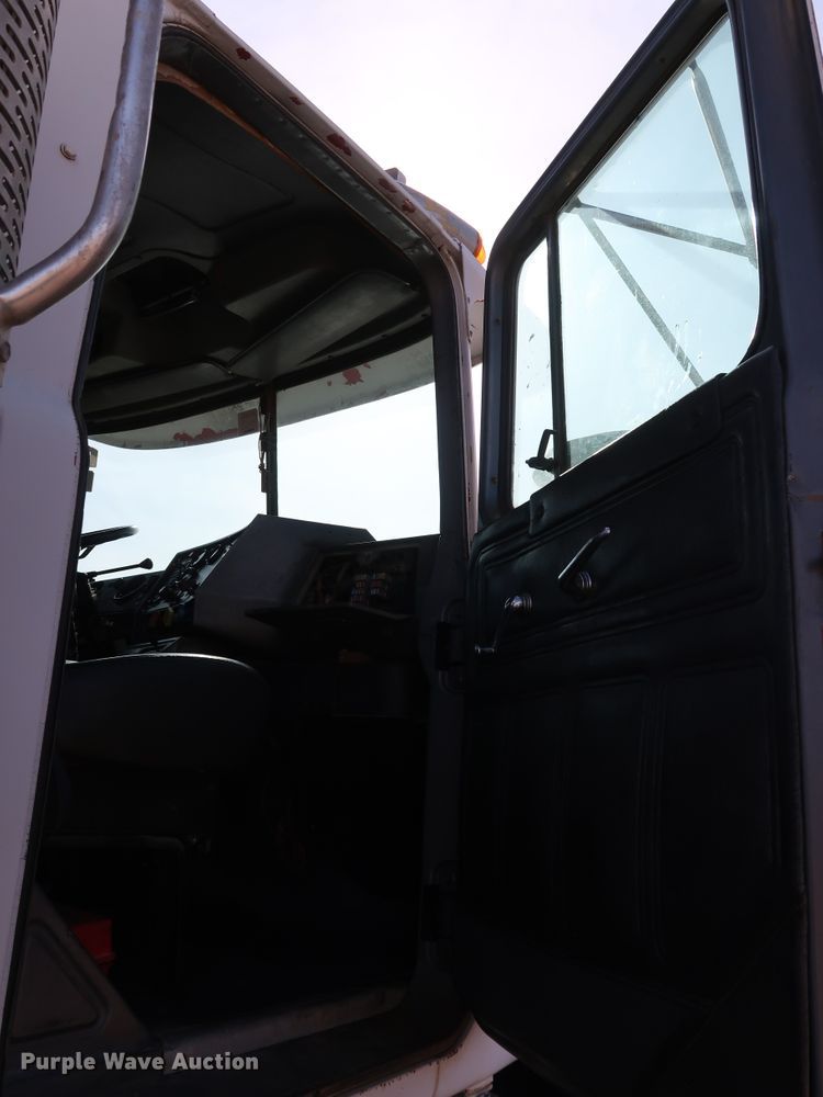 image for item DK3577 2000 Mack RD688S  semi truck