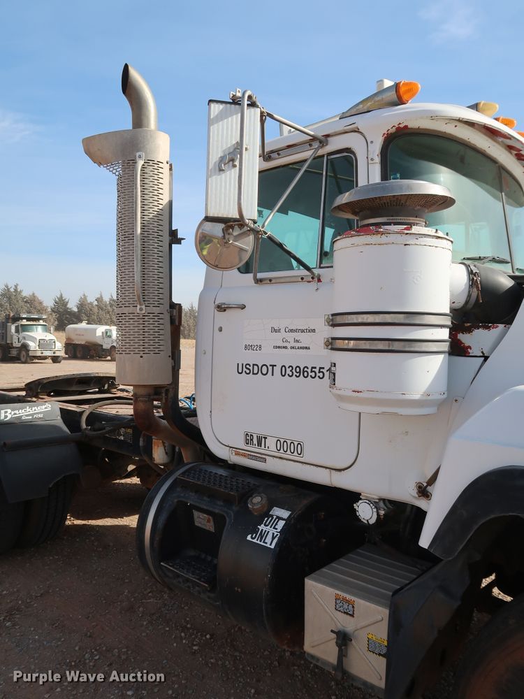 image for item DK3577 2000 Mack RD688S  semi truck