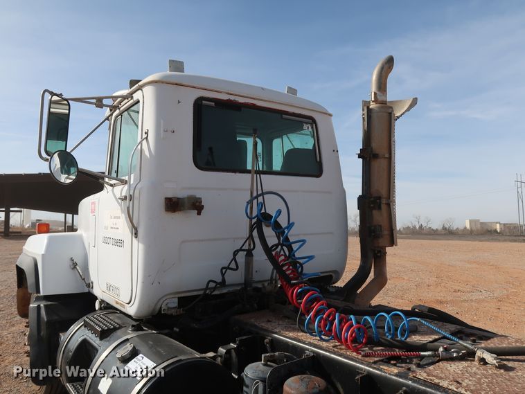 image for item DK3577 2000 Mack RD688S  semi truck