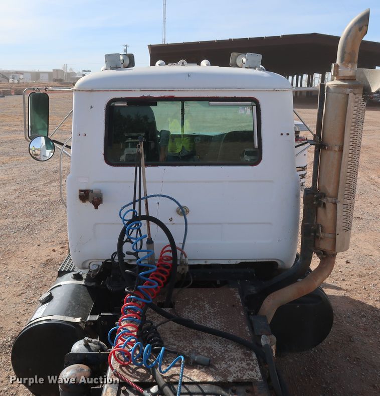 image for item DK3577 2000 Mack RD688S  semi truck