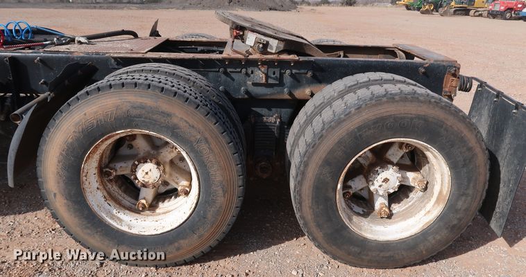 image for item DK3577 2000 Mack RD688S  semi truck