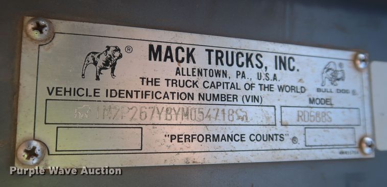 image for item DK3577 2000 Mack RD688S  semi truck