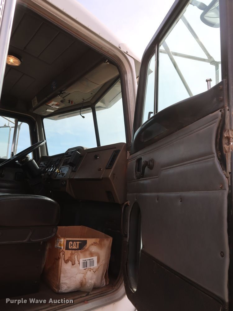 image for item DK3580 2002 Peterbilt 330  mobile command center