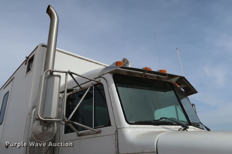 image for item DK3580 2002 Peterbilt 330  mobile command center