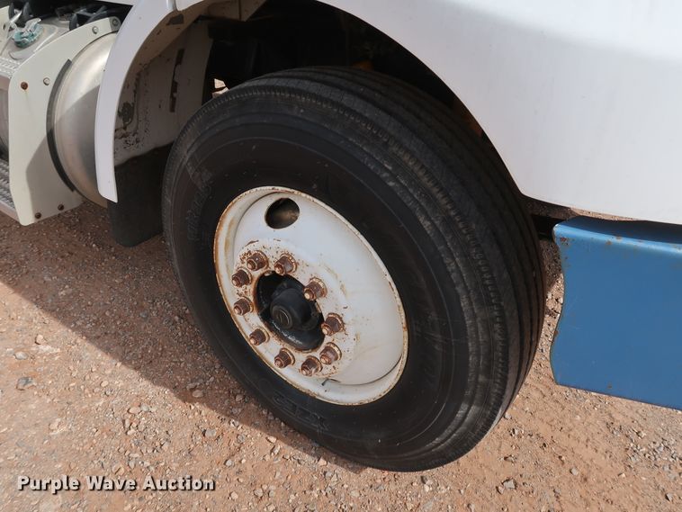 image for item DK3580 2002 Peterbilt 330  mobile command center