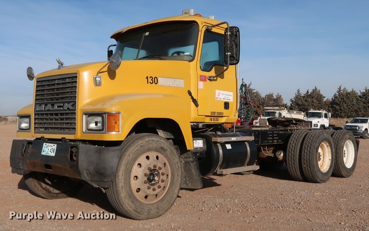 image for item DK3586 2006 Mack CHN613  semi truck