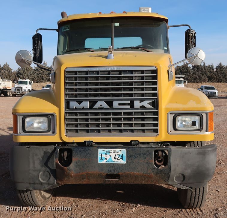 image for item DK3586 2006 Mack CHN613  semi truck