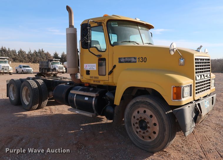 image for item DK3586 2006 Mack CHN613  semi truck