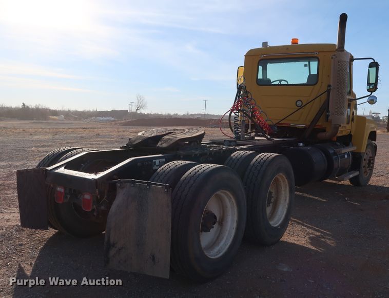 image for item DK3586 2006 Mack CHN613  semi truck