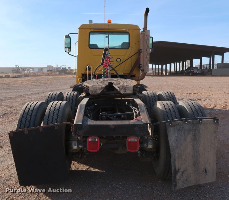 image for item DK3586 2006 Mack CHN613  semi truck