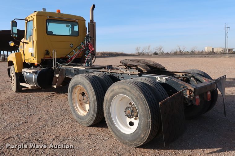 image for item DK3586 2006 Mack CHN613  semi truck