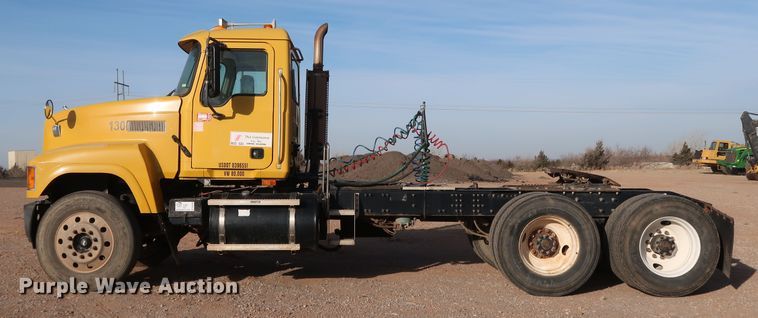 image for item DK3586 2006 Mack CHN613  semi truck