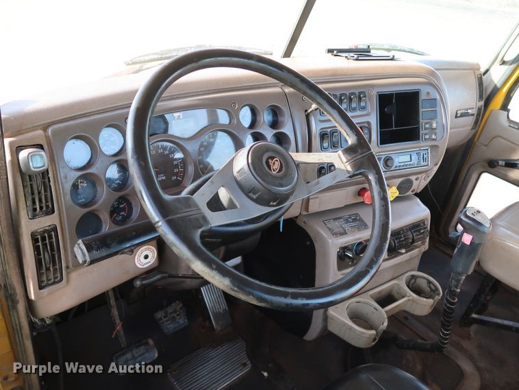 image for item DK3586 2006 Mack CHN613  semi truck