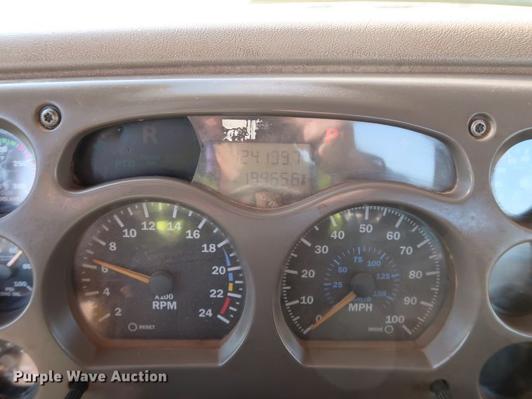 image for item DK3586 2006 Mack CHN613  semi truck