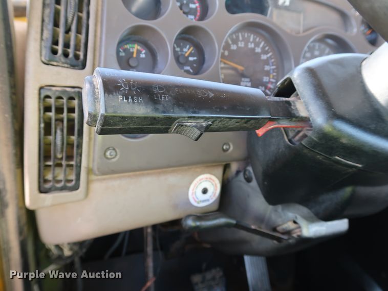 image for item DK3586 2006 Mack CHN613  semi truck