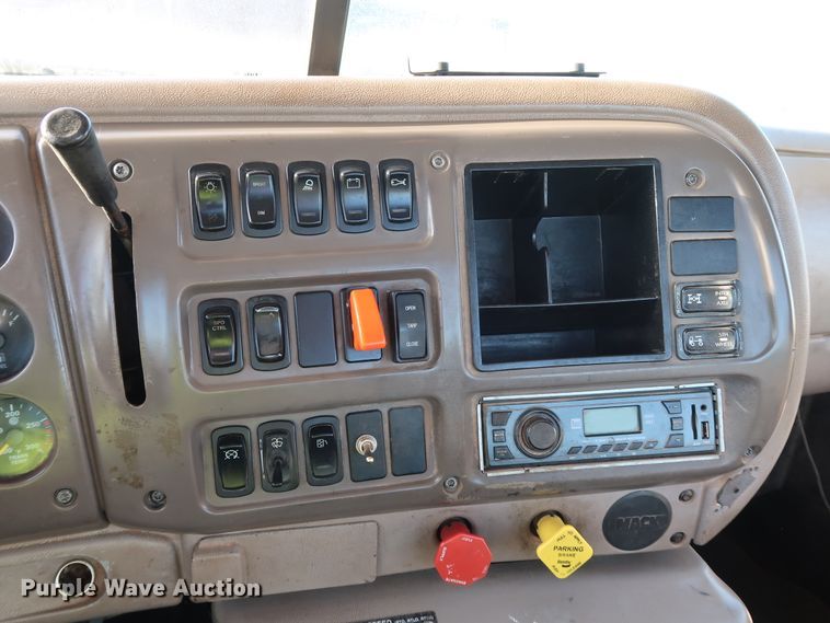 image for item DK3586 2006 Mack CHN613  semi truck