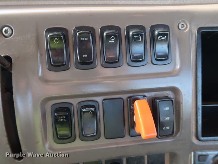 image for item DK3586 2006 Mack CHN613  semi truck