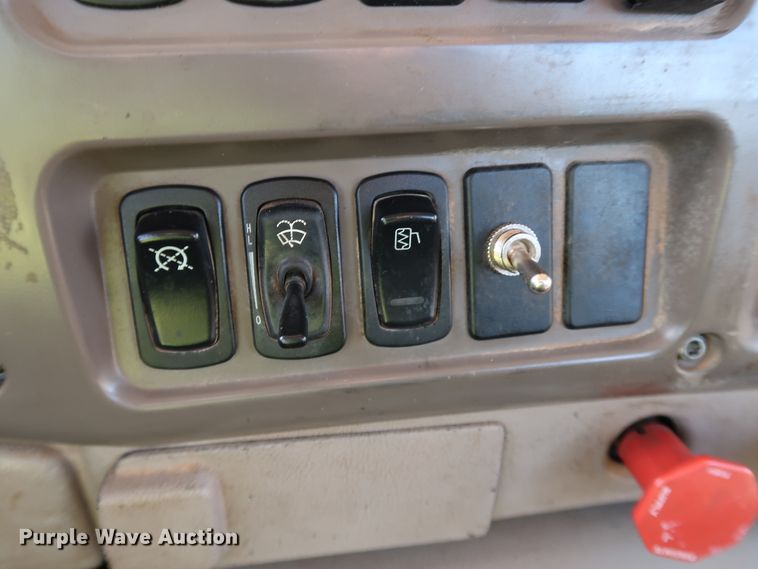 image for item DK3586 2006 Mack CHN613  semi truck