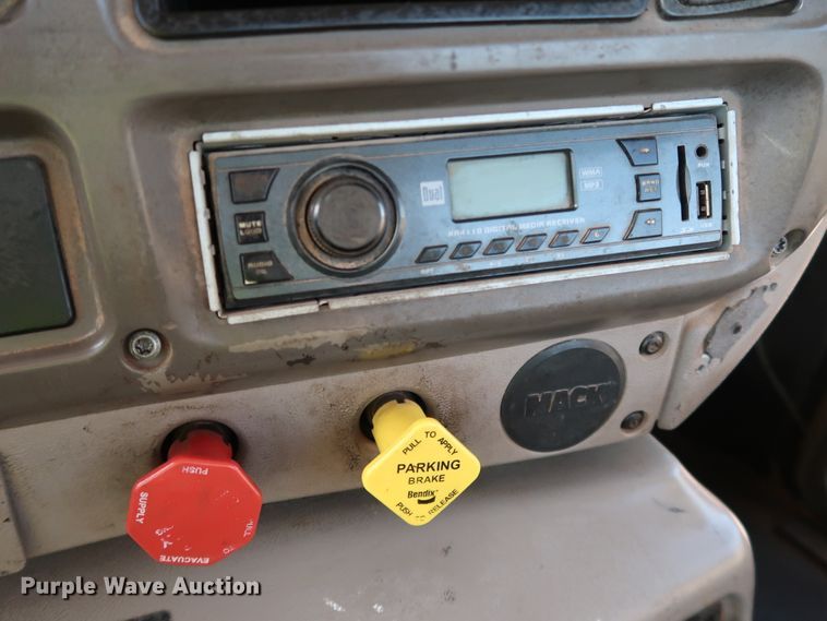 image for item DK3586 2006 Mack CHN613  semi truck