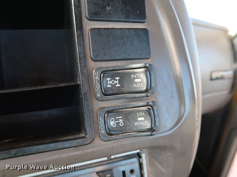 image for item DK3586 2006 Mack CHN613  semi truck