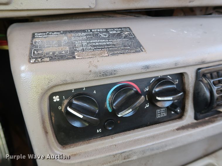 image for item DK3586 2006 Mack CHN613  semi truck