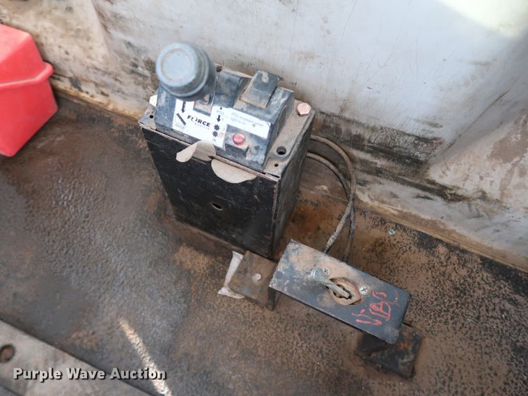 image for item DK3586 2006 Mack CHN613  semi truck