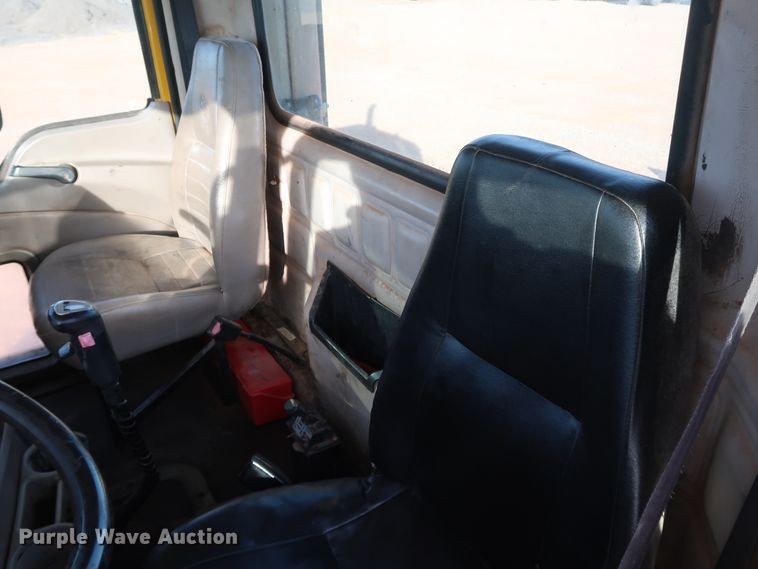 image for item DK3586 2006 Mack CHN613  semi truck