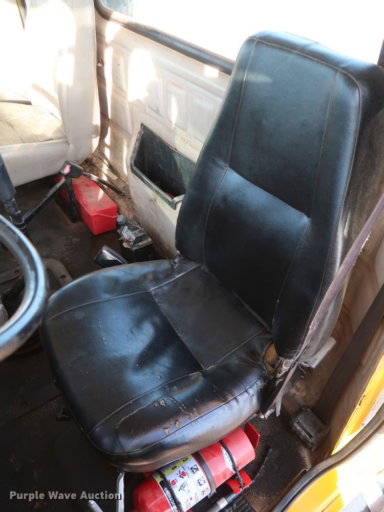 image for item DK3586 2006 Mack CHN613  semi truck