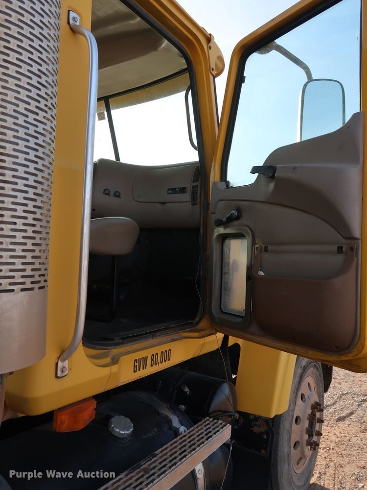 image for item DK3586 2006 Mack CHN613  semi truck