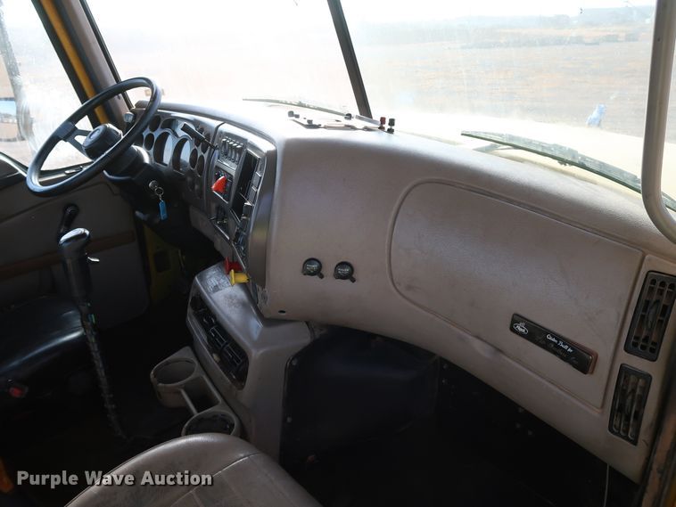 image for item DK3586 2006 Mack CHN613  semi truck