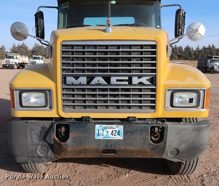 image for item DK3586 2006 Mack CHN613  semi truck