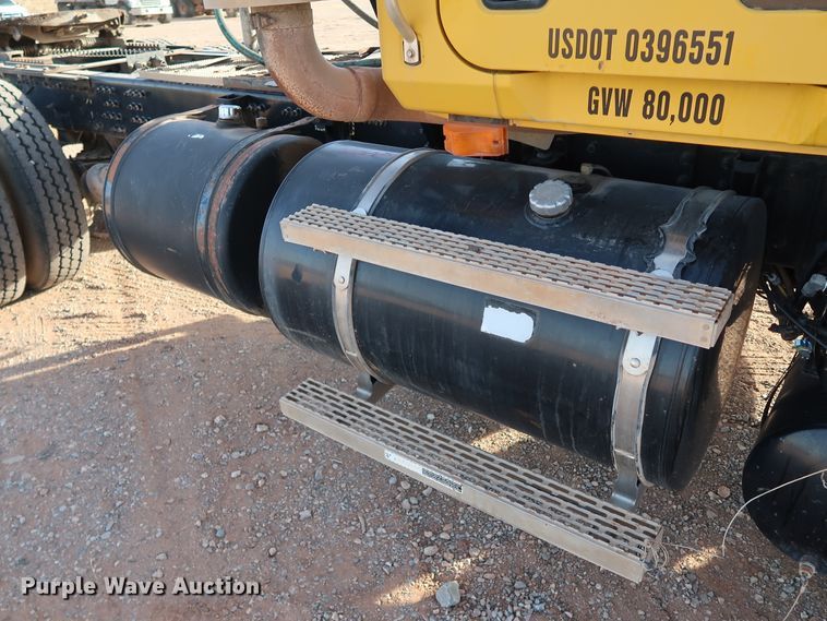 image for item DK3586 2006 Mack CHN613  semi truck