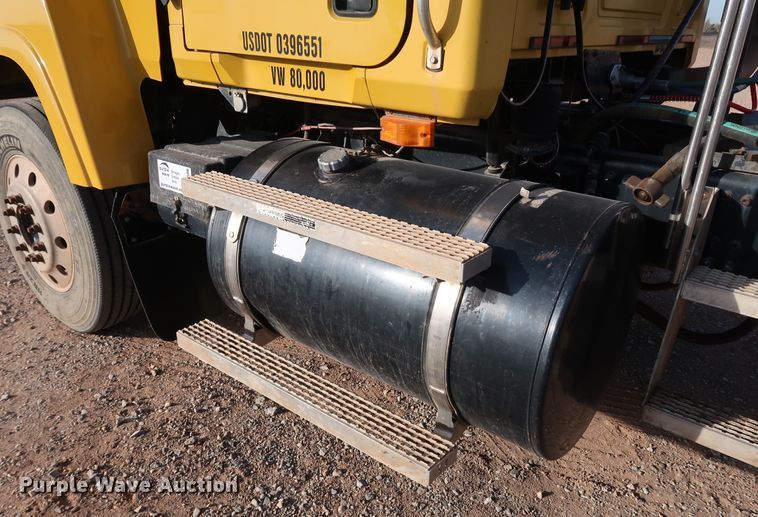 image for item DK3586 2006 Mack CHN613  semi truck